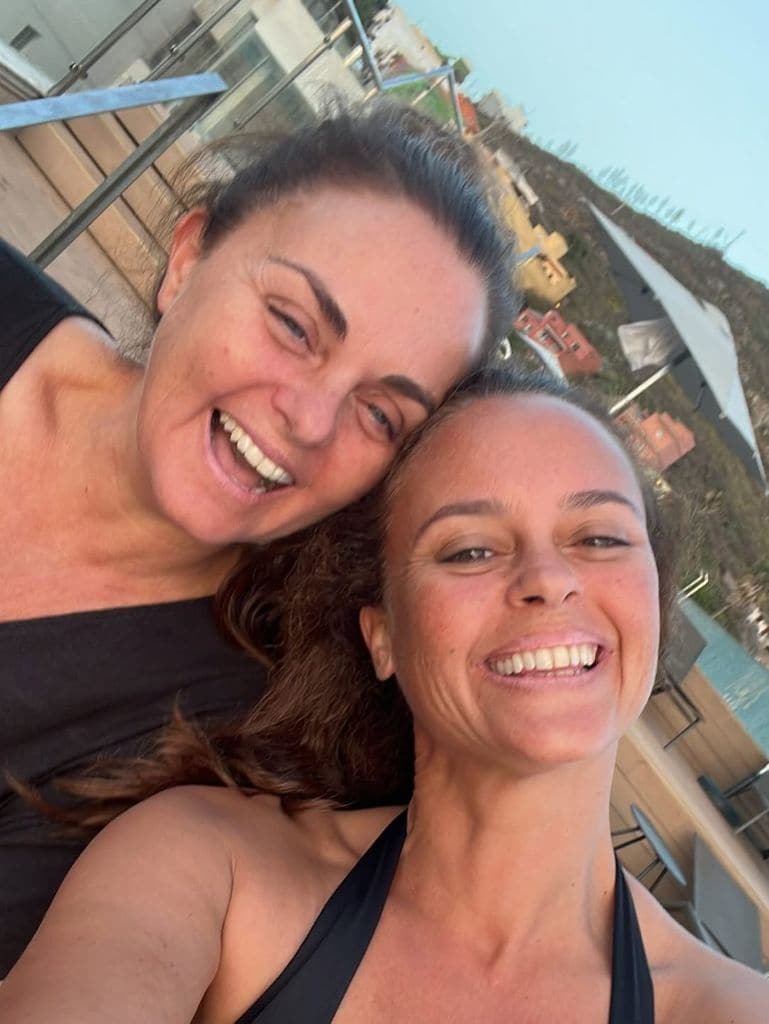 La cantante ha compartido una serie de imágenes de lo más tiernas y emotivas para celebrar las décadas de amor y vivencias que ambas han atravesado juntas