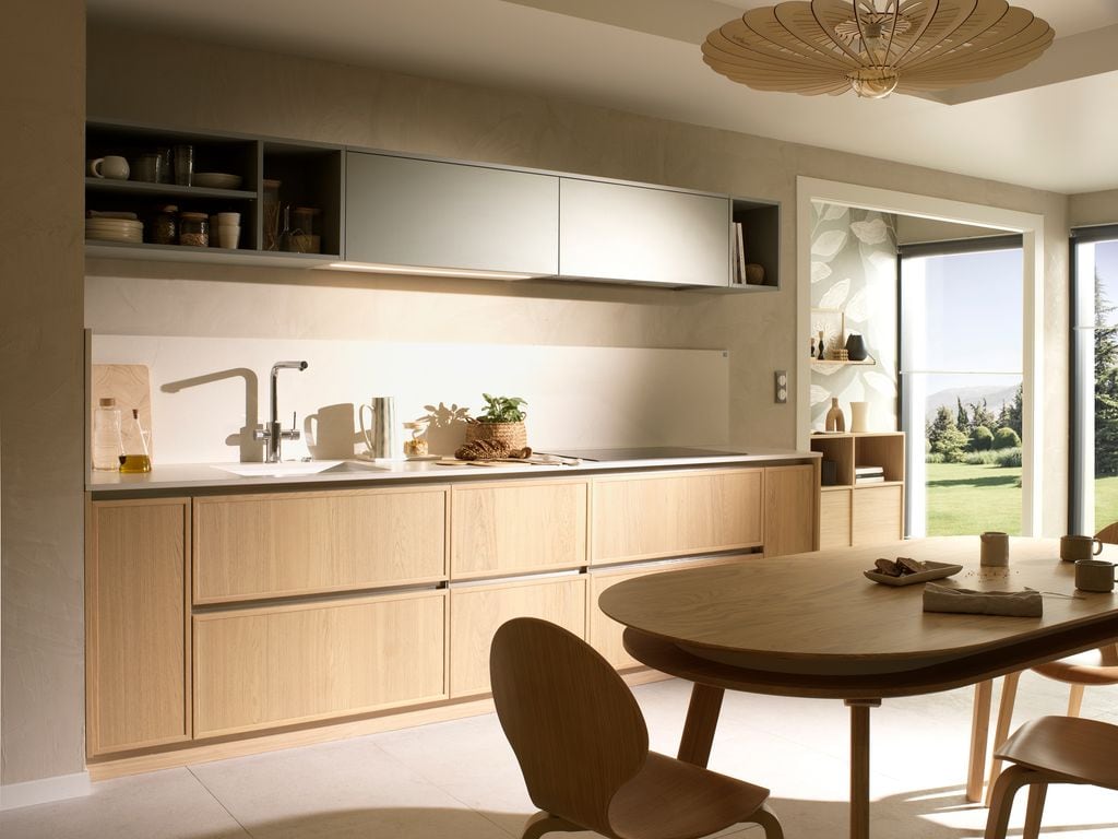 Cocina con muebles de madera
