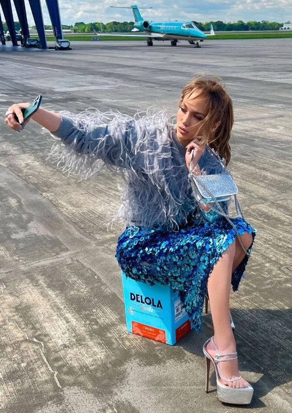 Jennifer Lopez con jersey de plumas y falda de lentejuelas, de Valentino