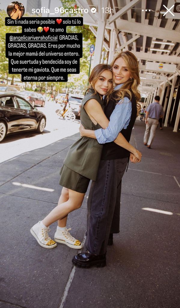 Sofía Castro llenó de halagos a su madre, con quien posó sonriente.