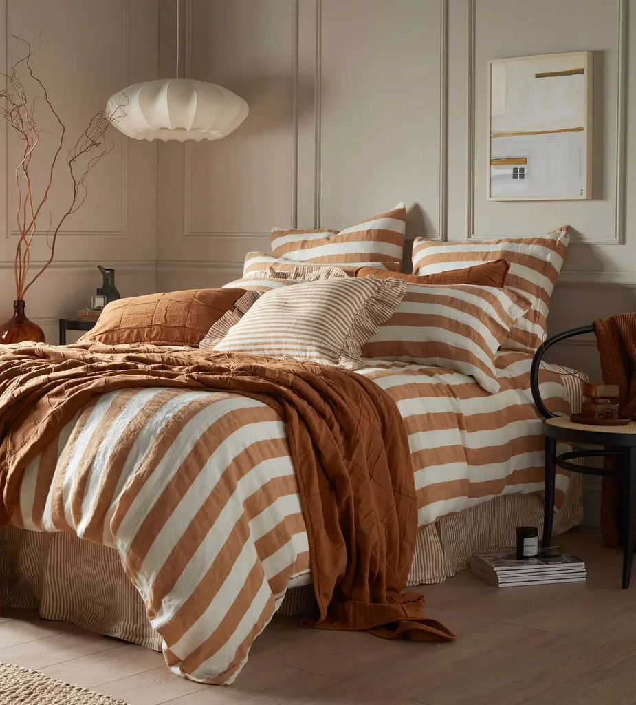 Habitación con ropa de cama de rayas