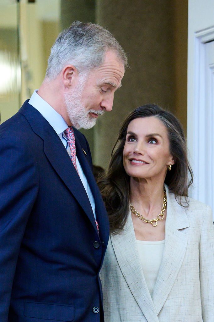Mirada de gran complicidad de la reina Letizia hacia su marido 