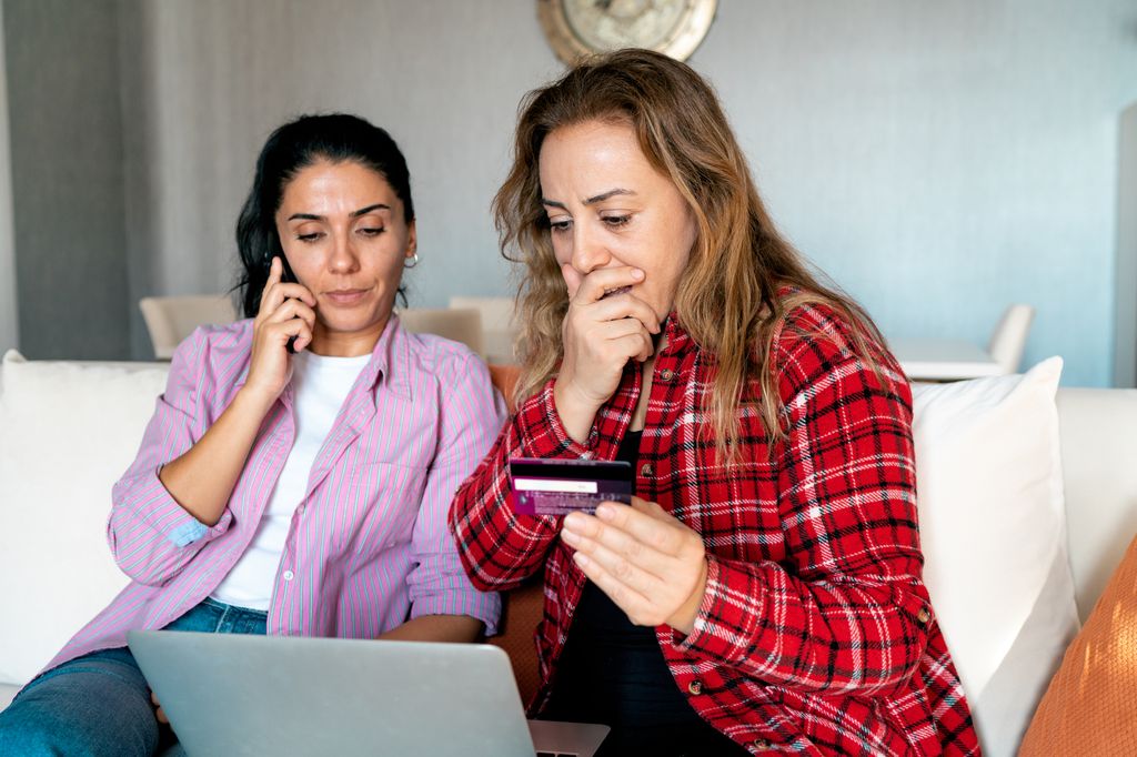 Las estafas bancarias son cada vez más sofisticadas y pueden llegar a través de SMS, llamadas, correos electrónicos o falsas aplicaciones que imitan a las entidades financieras