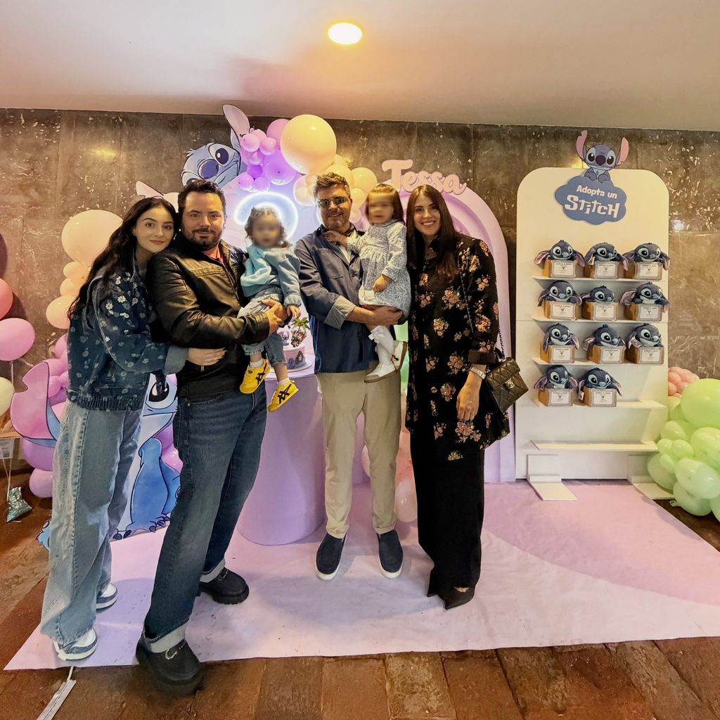 José Eduardo Derbez y Paola Dalay junto a su hija Tessa y sus invitados: Paul Stanley, Joely Bernat y su hija Victoria