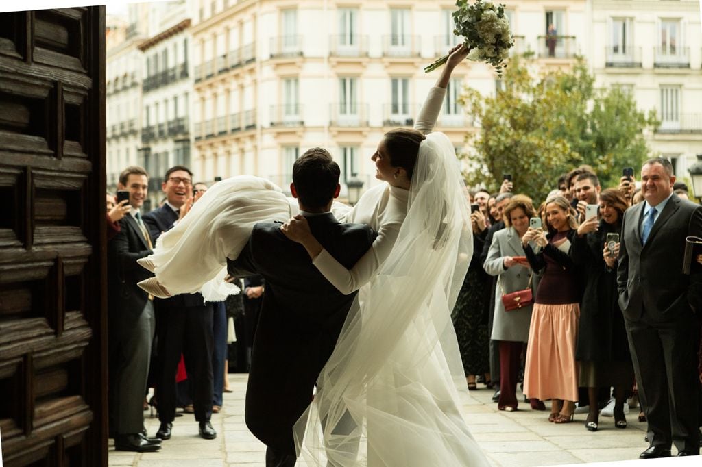 Mónica con vestido de novia de Luis Infantes