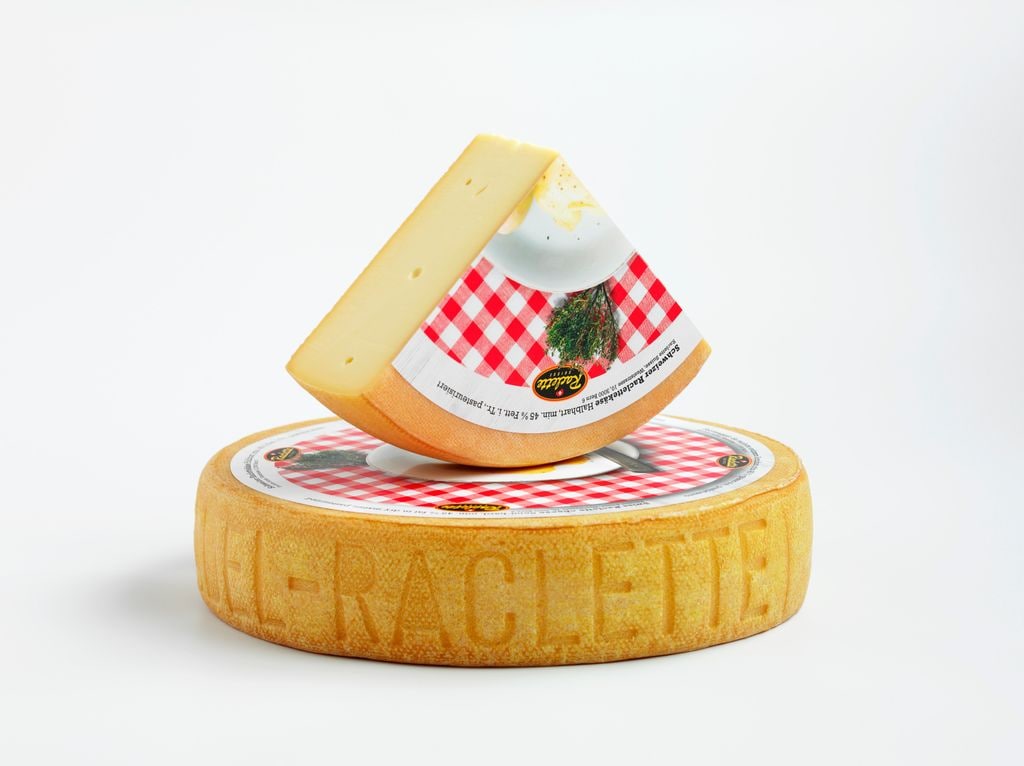 Elaborado con leche de vaca, el queso suizo Raclette funde especialmente bien