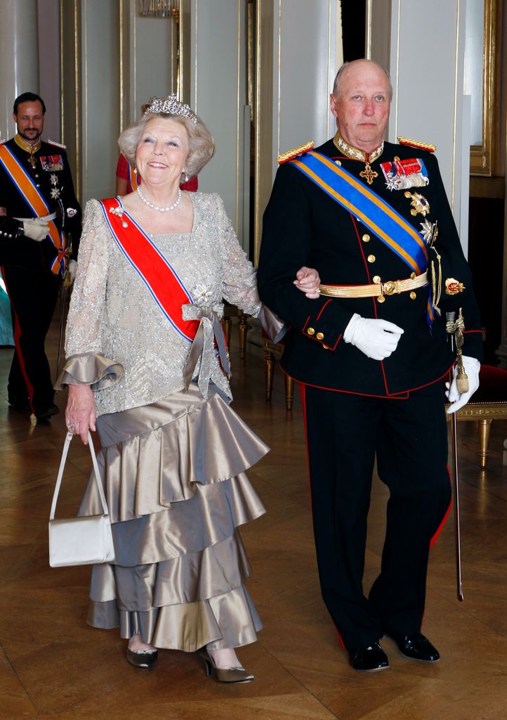 La entonces reina Beatriz de los Países Bajos con el rey Harald de Noruega durante una visita a Oslo en 2010.