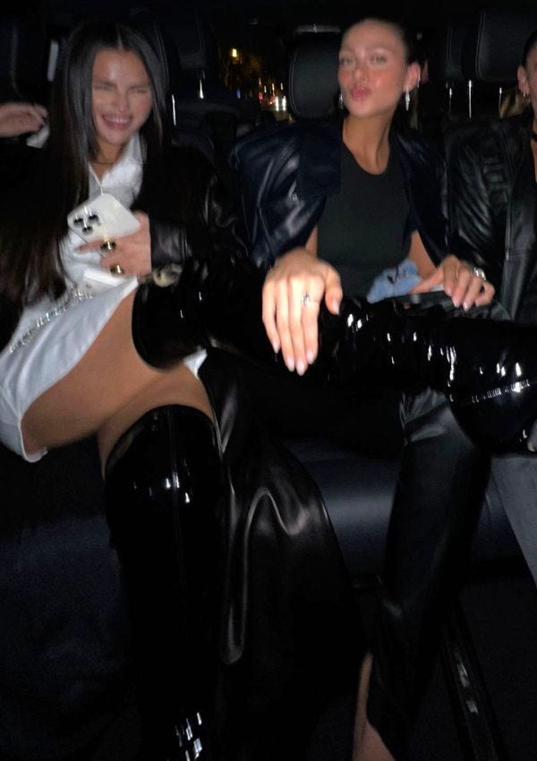 Slena Gomez con look de fiesta: camisa y botas altas