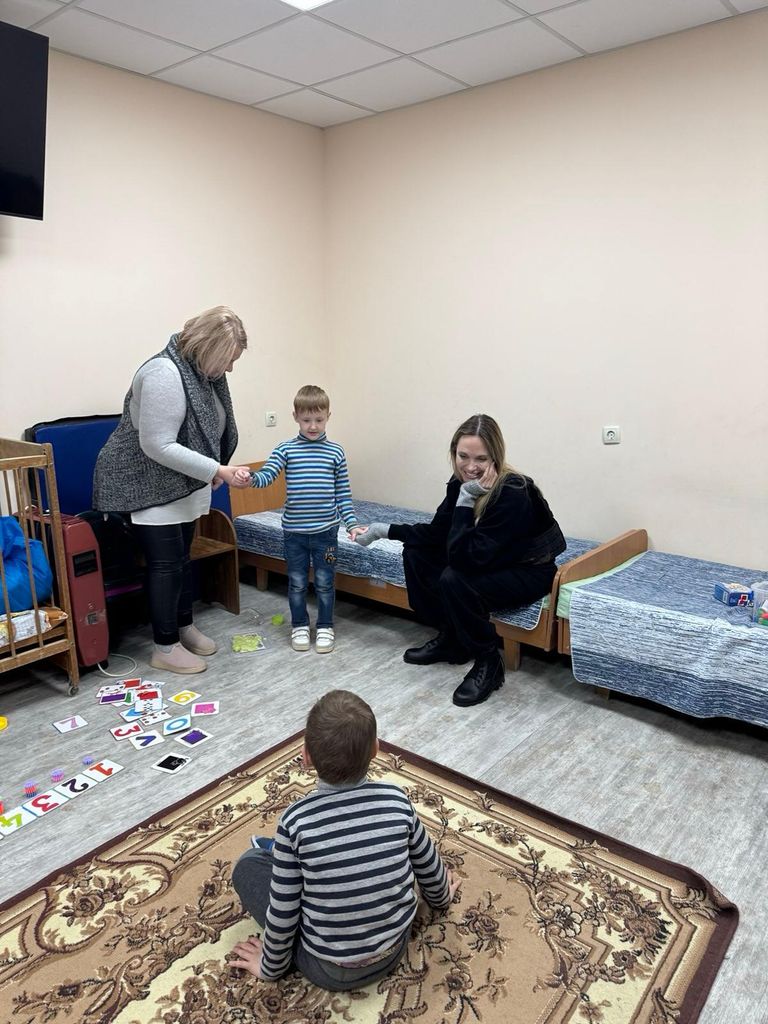 Angelina Jolie visita a los niños que viven en un refugio subterráneo en Ucrania