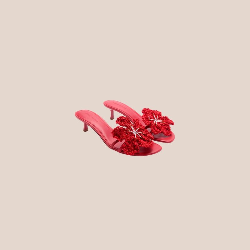 kitten heels rojas con flor decorativa