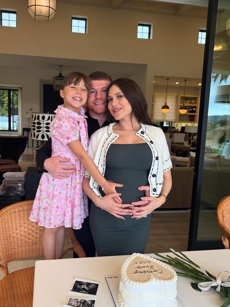 Saúl 'El Canelo' Álvarez y su esposa Fernanda con su hija Marifer