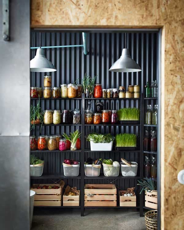Botes de cristal, cestos y cajas son aliados indispensables para tener organizada la despensa. De Ikea (ikea.com).
