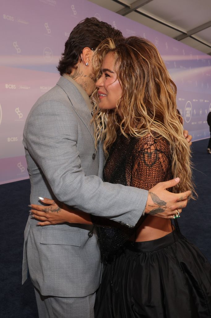 Maluma y Karol G se saludaron efusivamente a su paso por la alfombra azul.