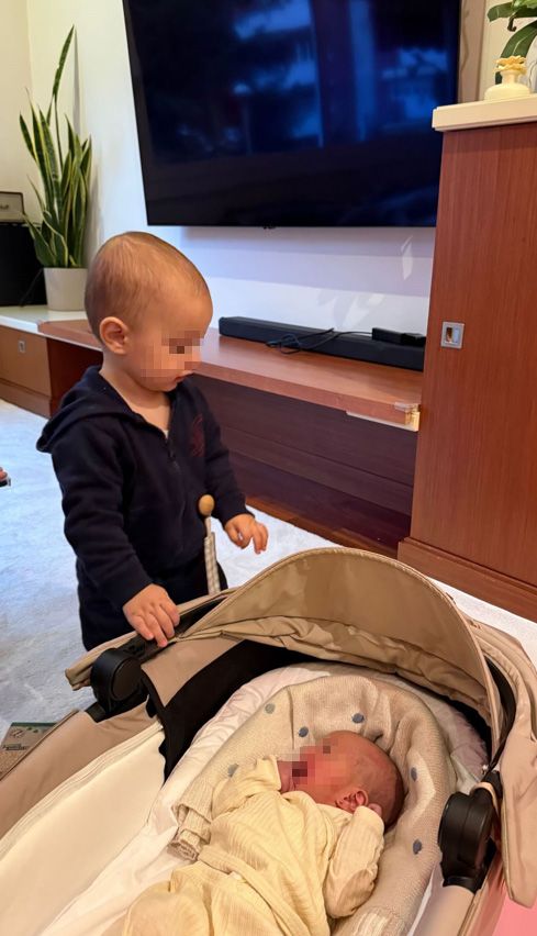 Íñigo, que acaba de cumplir 1 año, observa a su hermana