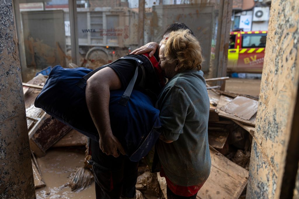 Plano medio de una víctima de la DANA abrazando a un voluntario