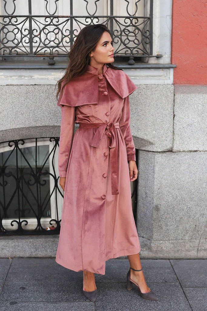 Nueve abrigos de invitadas para bodas de invierno