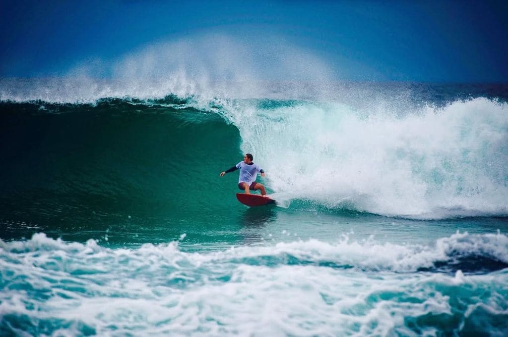 Alvar haciendo surf en 2020