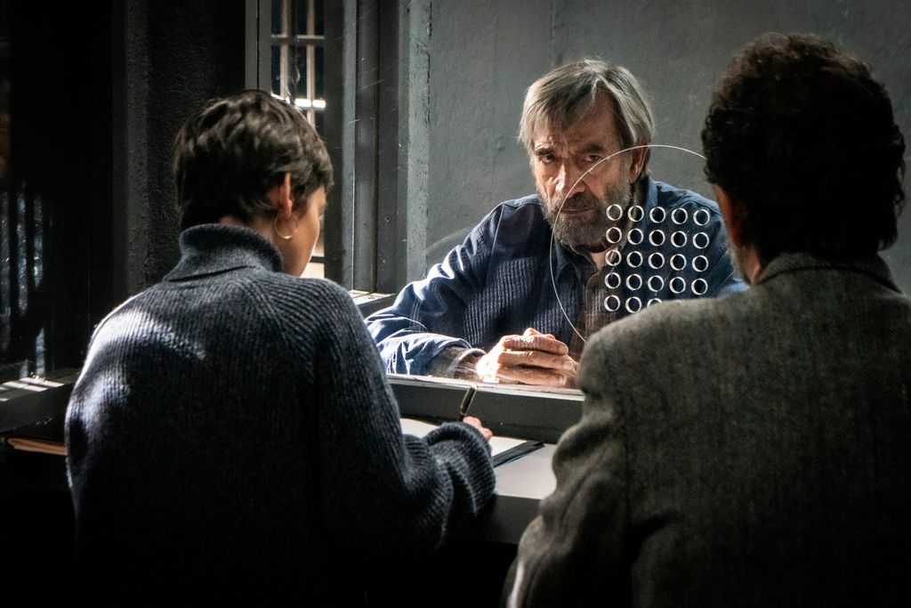 La vida de Sara cambia cuando Félix, su padre, sale de prisión