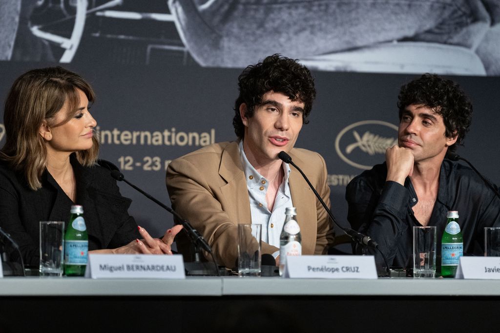Penélope Cruz junto a Los Javis en la rueda de prensa de 'La bola negra' en Cannes