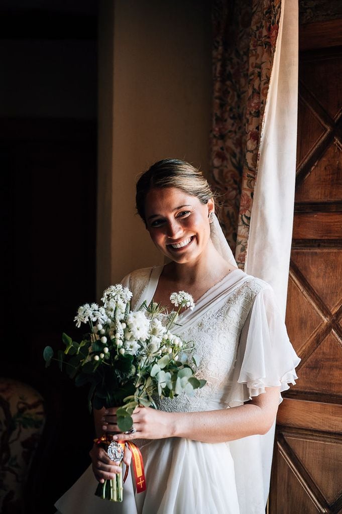 Natalia con vestido de novia de Manuel de Vivar en su boda con Nacho y ramo de flores silvestres