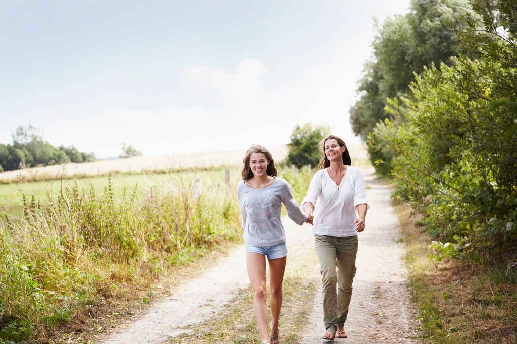 madre e hija paseando al aire libre