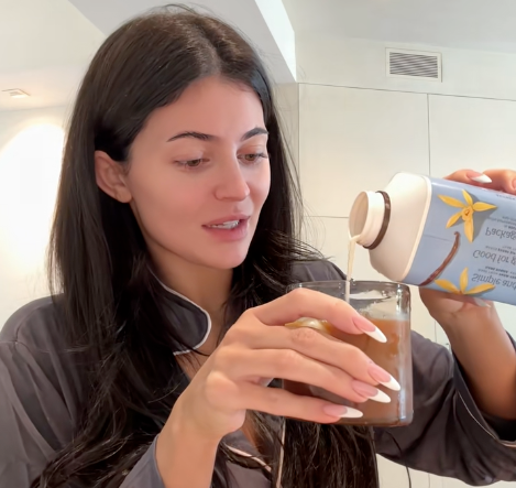 La 'influencer' Kylie Jenner añade a su café unas cremas especiales: primero una de vainilla y después otra con sabor a 'cookie dough'.