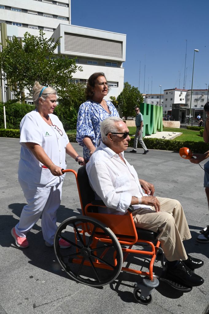 Curro Romero y Carmen Tello, al salir del hospital el pasado septiembre en Sevilla