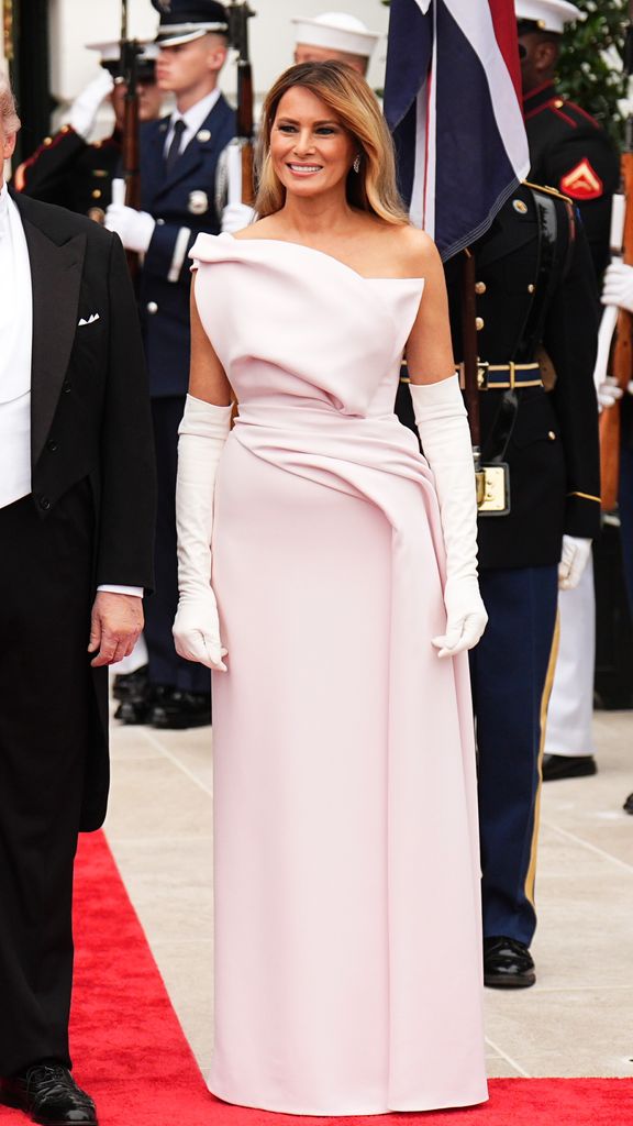 Melania Trump con el vestido rosa en la cena de Estado organizada en la Casa Blanca con motivo de la visita del rey Carlos III y Camila, 2026.