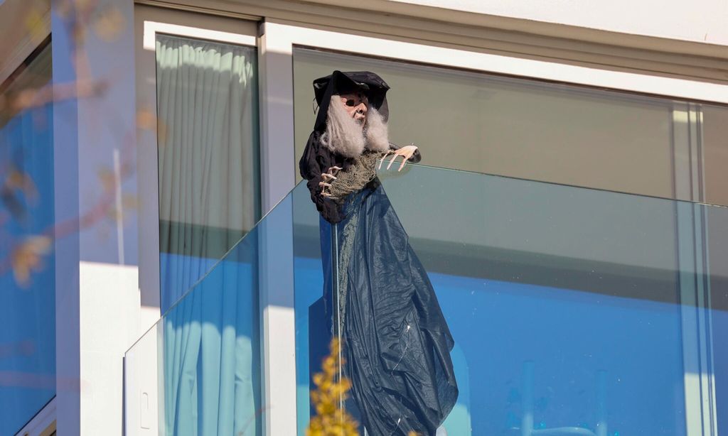 la bruja apuntando a la casa de montserreat y joan piqu 