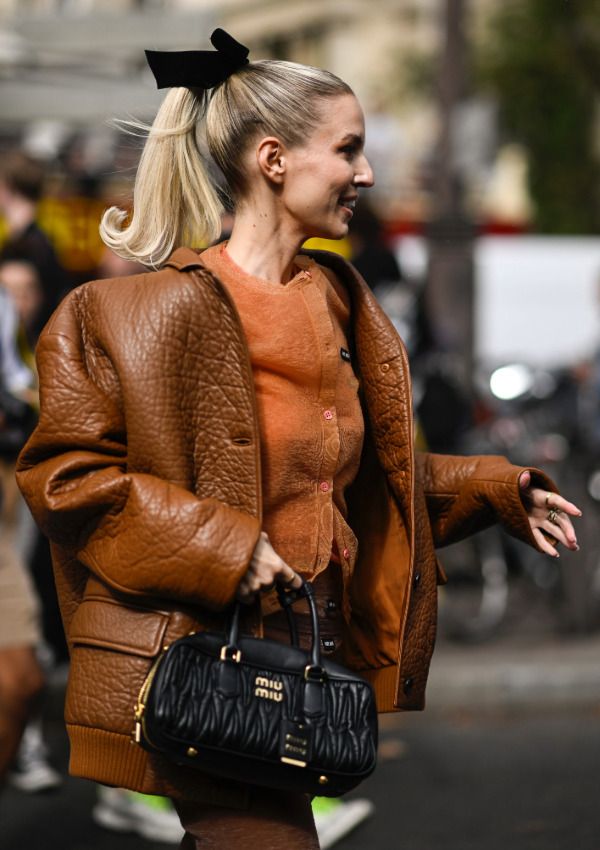 Lazo en el pelo al estilo coquette. Getty Images