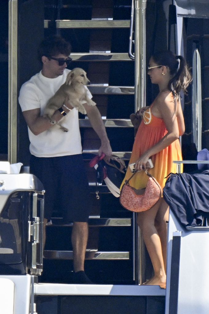 Charles Leclerc y Alexandra Saint Mleux fueron fotografiados disfrutando de una escapada de verano a bordo de su yate de lujo frente a la Costa Esmeralda, en Cerdeña, junto a su perro salchicha, Leo.