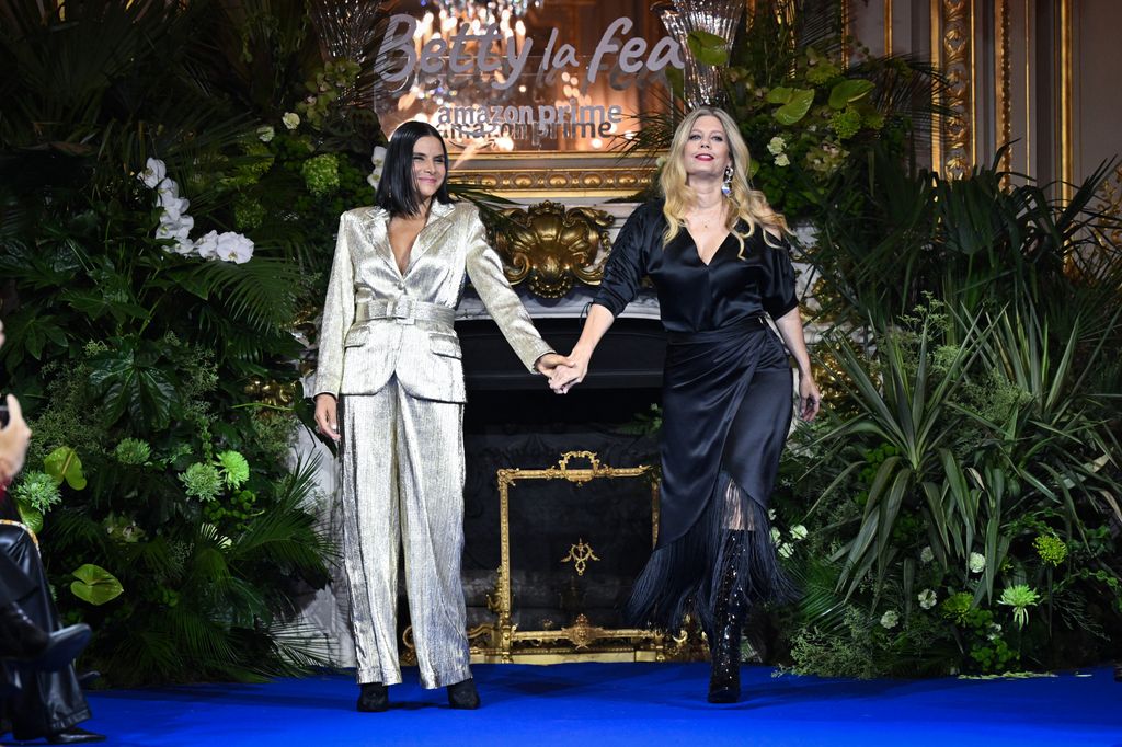 Natalia Ramírez y Lorna Cepeda en el show previo al estreno de ‘Betty La Fea, La Historia Continúa’ en 2024.