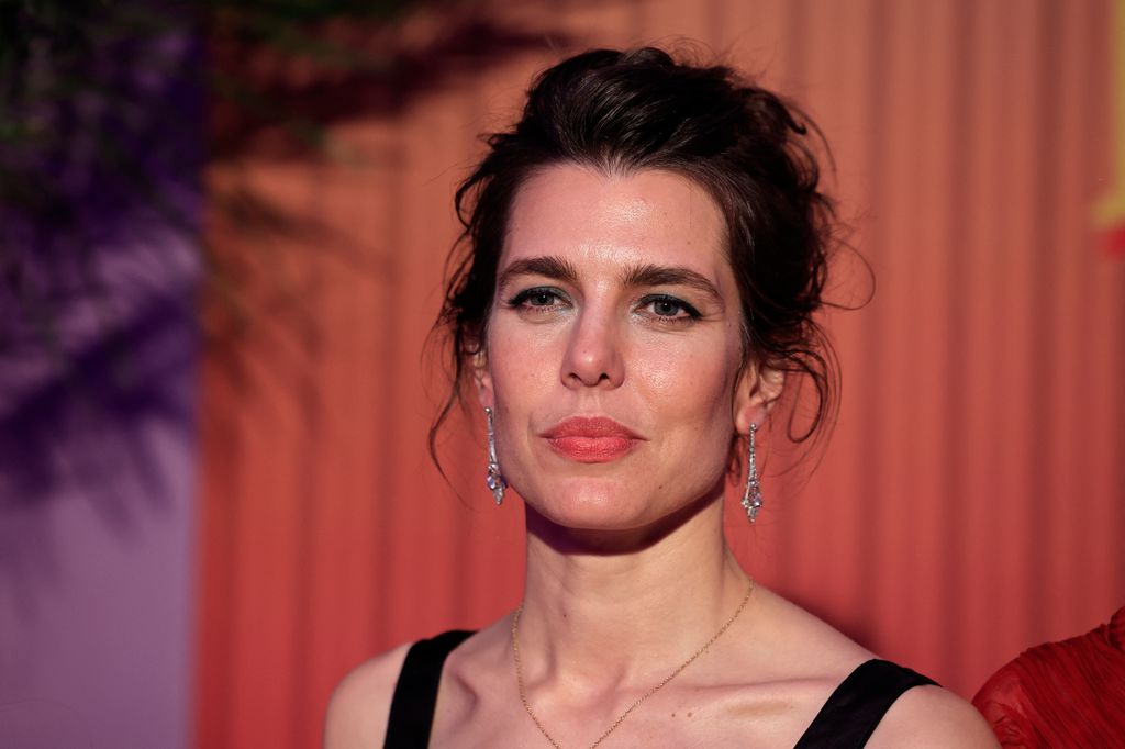 Charlotte Casiraghi apuesta por un maquillaje y peinado despreocupado para darle un toque 'effortless' a su 'look'.