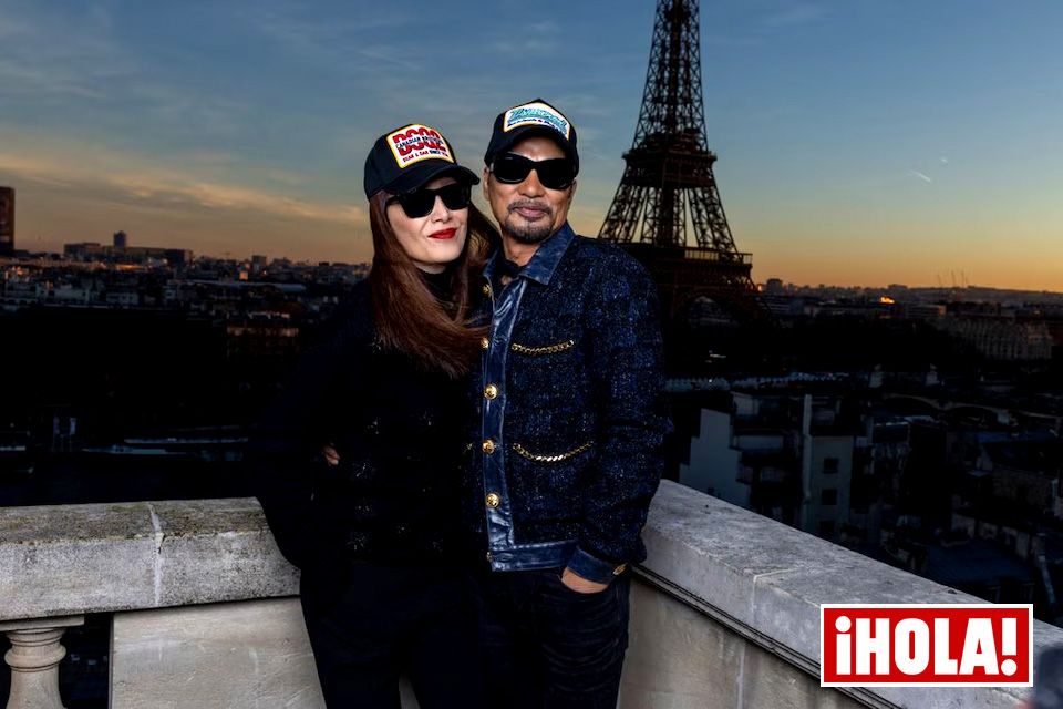 Simon Yam y Qi Qi posando en el Baile de Debutantes 2024