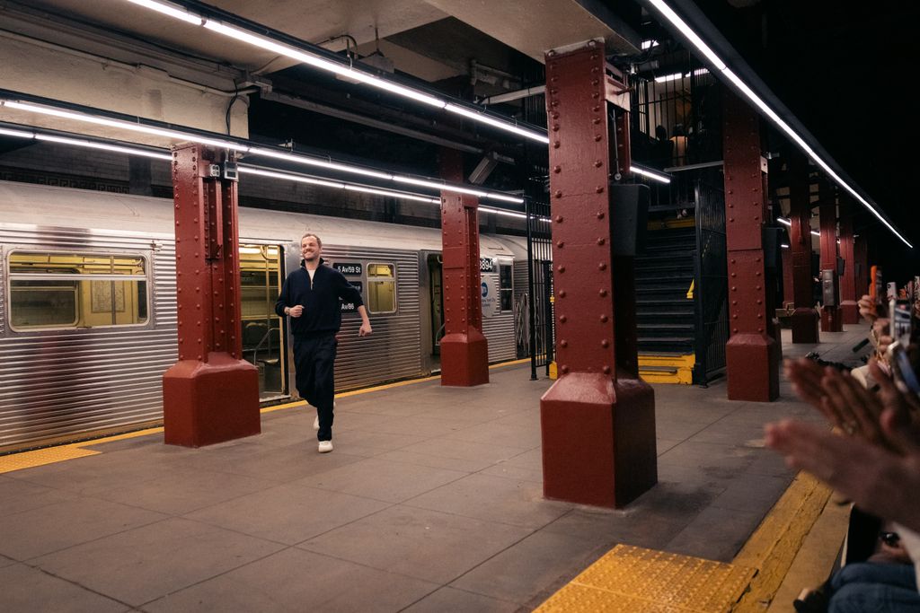Chanel desfile Metiers D'art 2026 en el metro de Nueva York