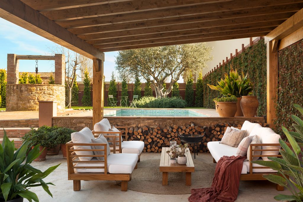 Porche y jardín con piscina