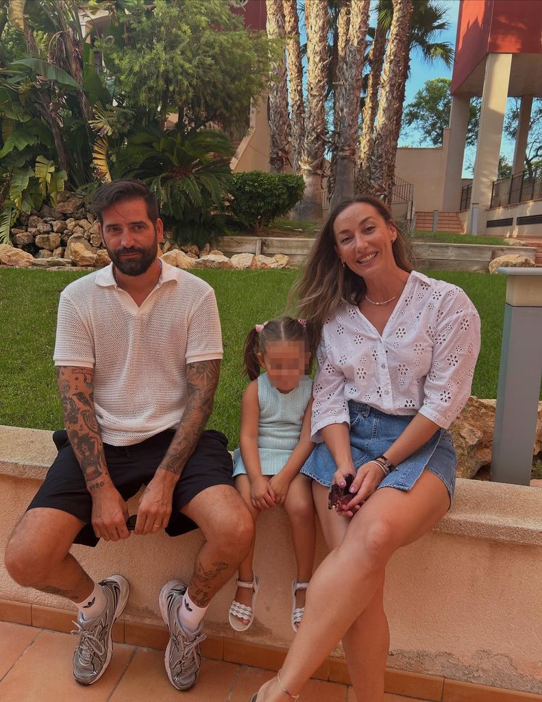Nando y Begoña junto a su hija, Abril