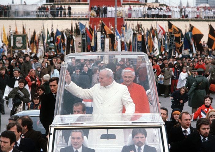 Joseph Ratzinger en el Papamovil con Juan Pablo II