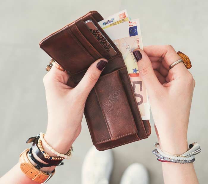 mujer contando billetes