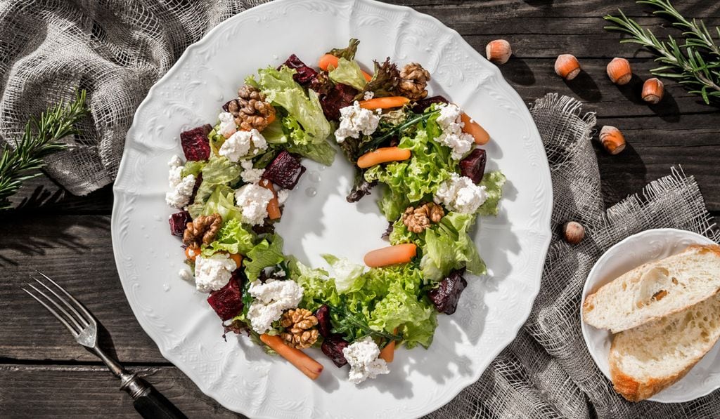 Ensalada navideña de remolacha, zanahoria, queso y frutos secos
