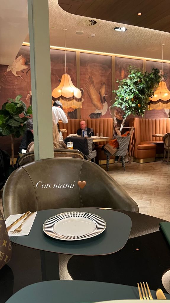 Eugenia Gil, comiendo junto a su madre, esperando la llegada de su primer hijo