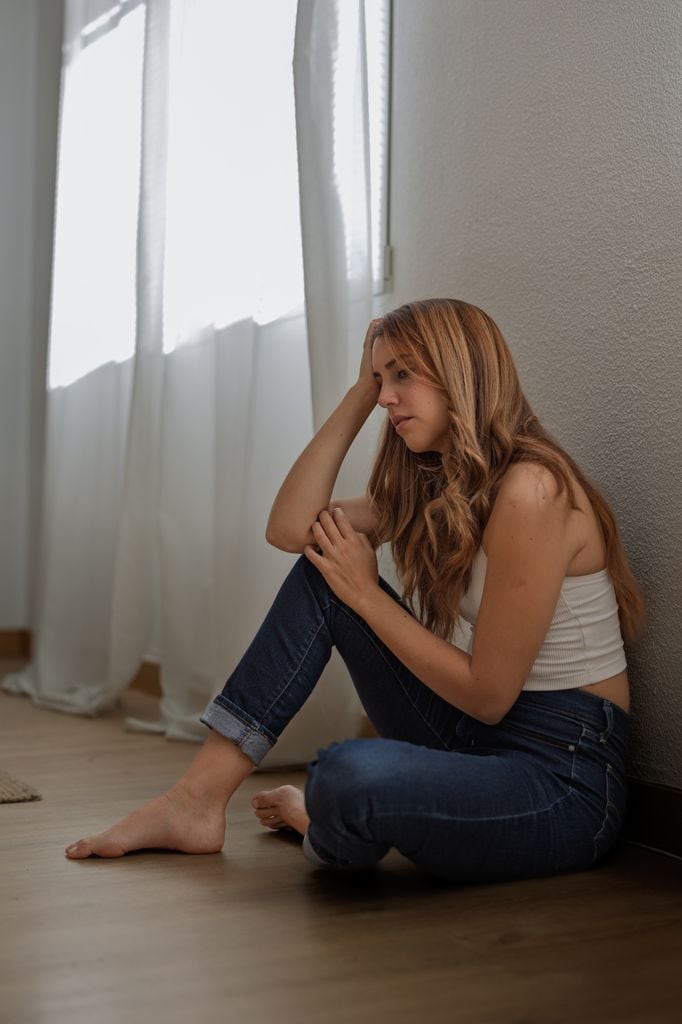 chica mirando suelo