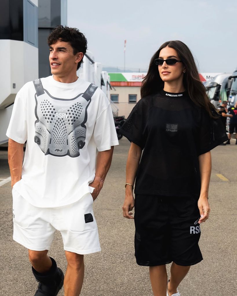 Los dos enamorados pasean por el circuito
