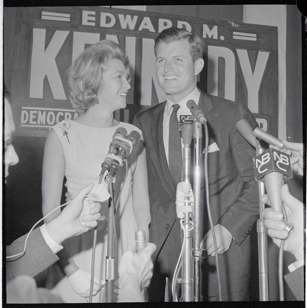 Celebrando una de las primeras victorias de un hombre que fue senador de los Estados Unidos por Massachusetts desde 1962 hasta su muerte en 2009