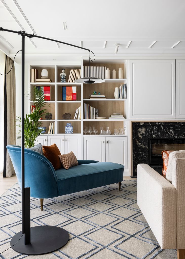 Salón con chaise longue tapizada en azul