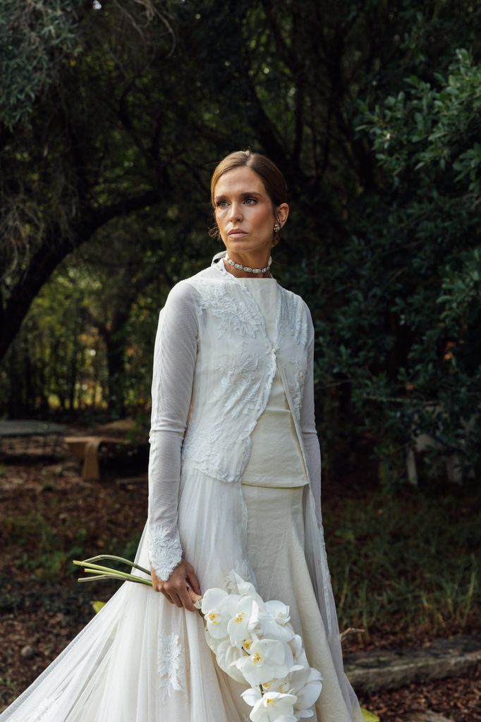 Look de novia con abrigo bordado de su abuela