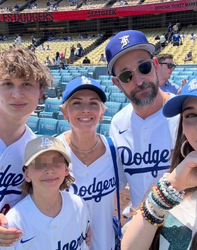 Noah Wyle con su esposa Sara y sus tres hijos