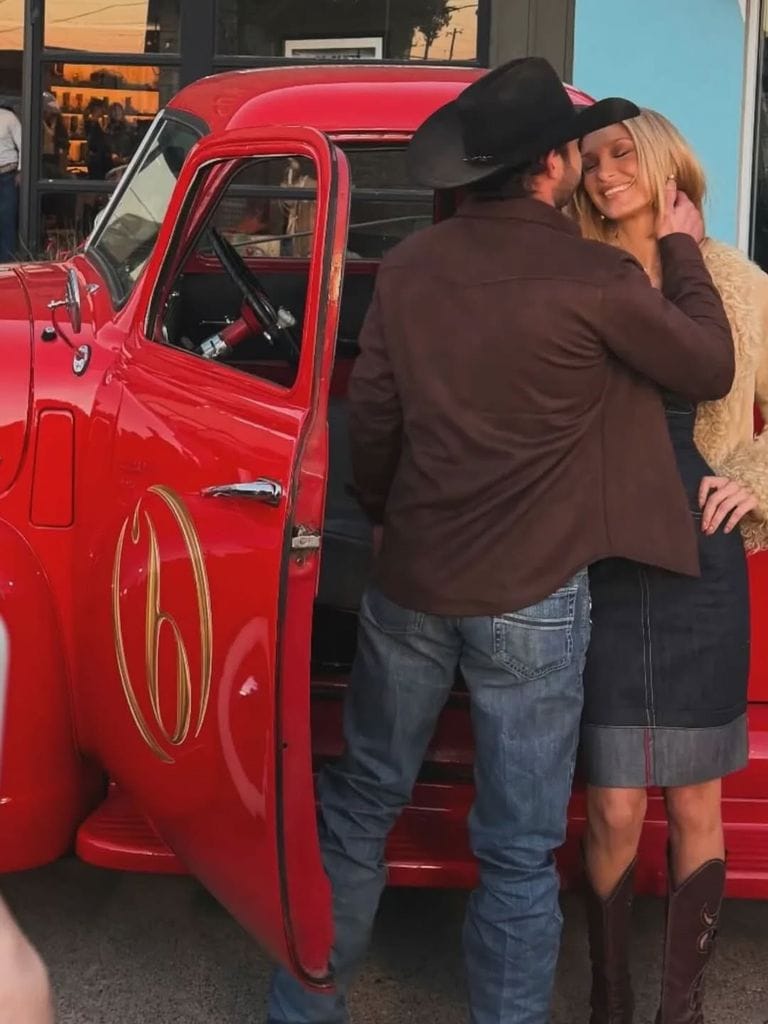 Bella y Adán posaron muy al estilo del viejo oeste.