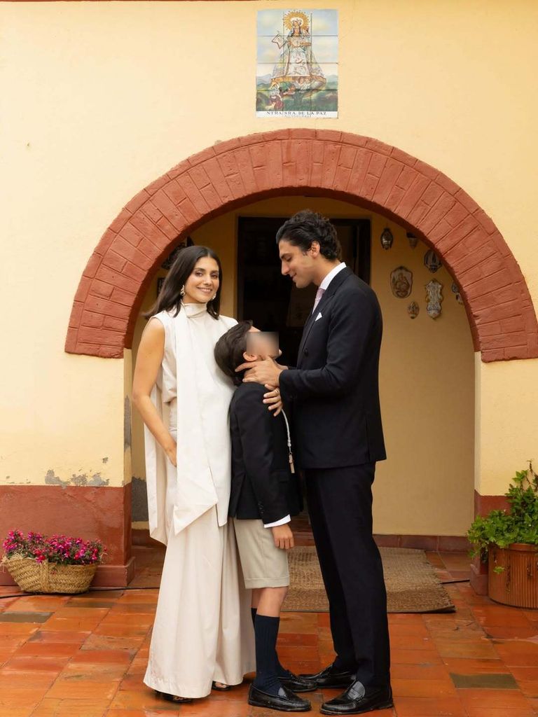 María G. de Jaime con look blanco en la comunión de su hijo Tomi. 