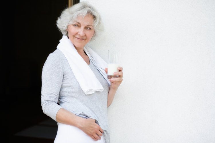 Mujer tomando un vaso de leche